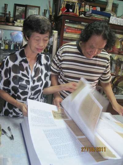 Ông bà Trần Thanh Phương - Phan Thu Hương với bộ sưu tập Hoàng Sa - Trường Sa là của Việt Nam.